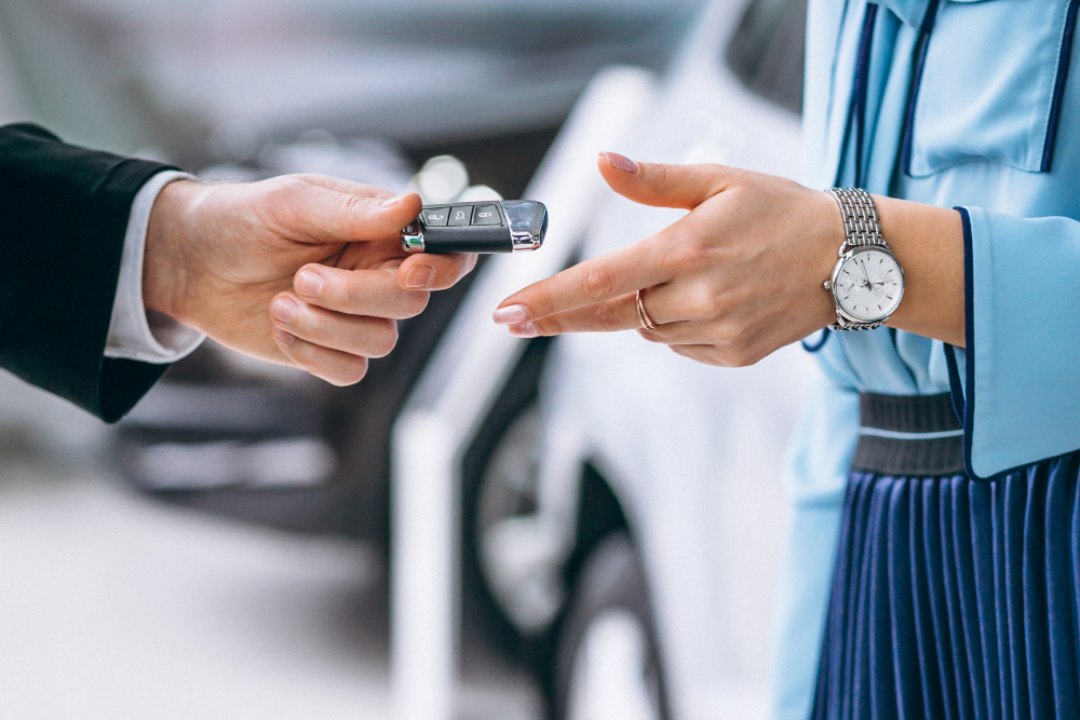 Proses serahan kunci kereta – salah satu tips sewa kereta untuk pengalaman lebih cepat dan mudah.