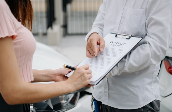 Customer signing car info agreement